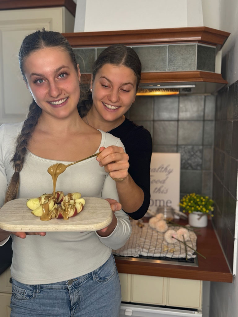 Coaches halten Teller mit einem schnellen, gesunden Dessert.